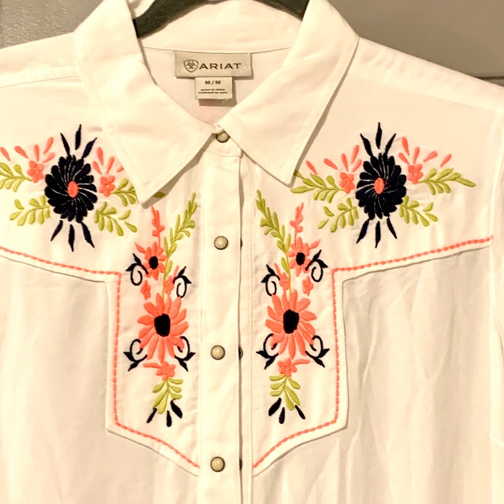 🤠Ariat Women’s embroidered Medium western shirt